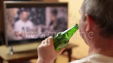 男人<strong>在家看电视</strong>喝啤酒